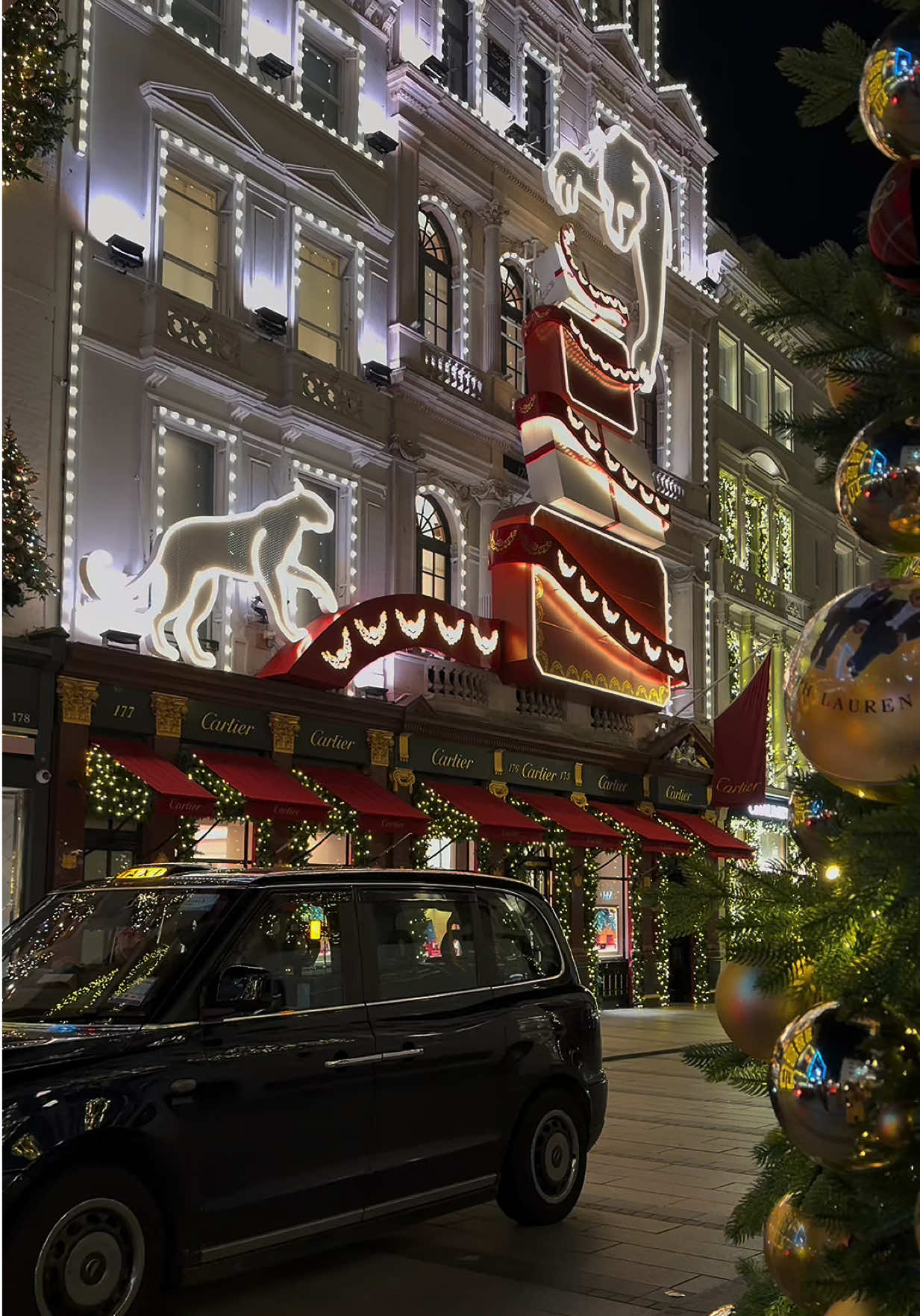 The cutest Christmas facade for 2025 has arrived in London! 🎄 Cartier never fails to impress, and I can't believe I caught it in action!  📍New Bond street  #cartier #london #christmas2025 #londonchristmas #christmasinlondon