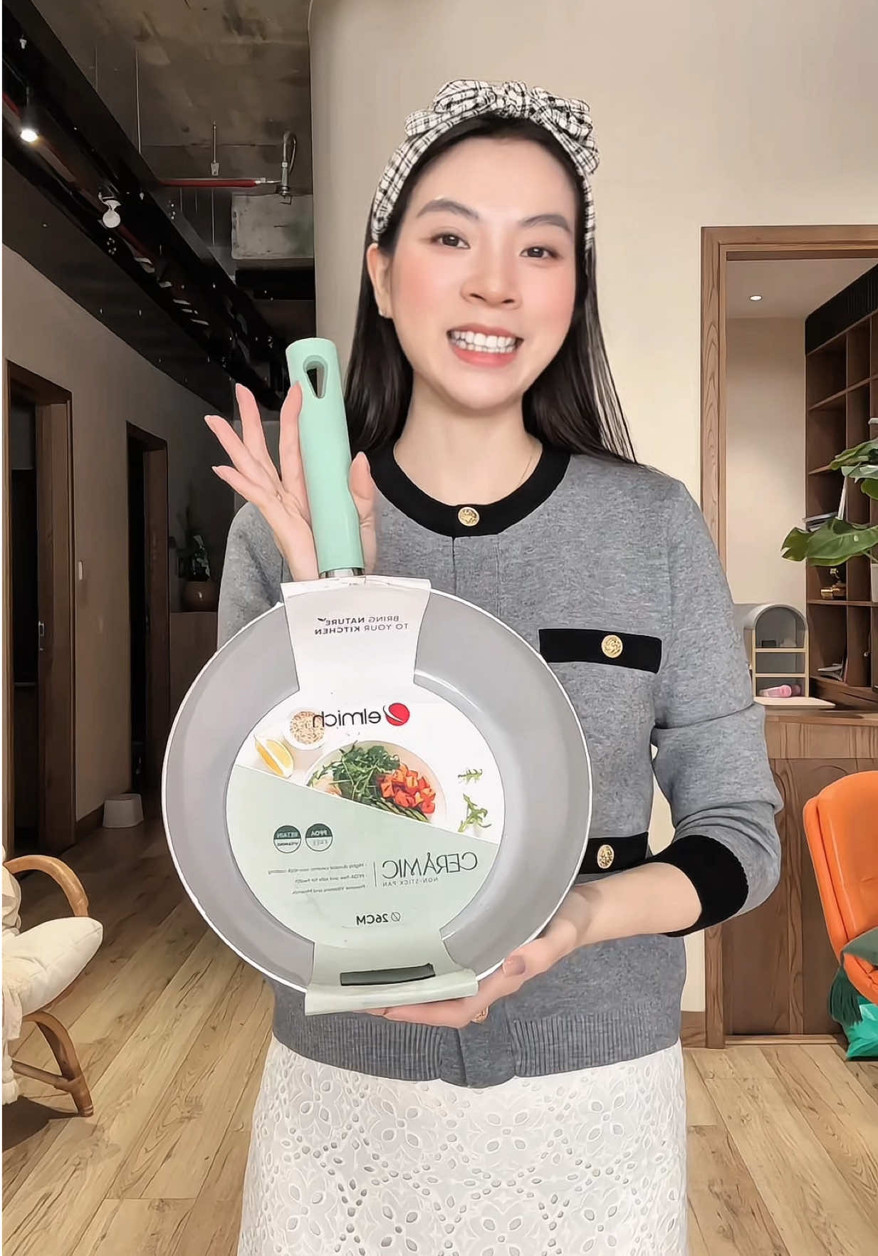 Màu mint nhìn yêu xỉu, để bếp là sáng góc bếp ngay 😚 chống dính xịn – nhẹ dễ dùng.” #linhoi #chaochongdinh #elmich 