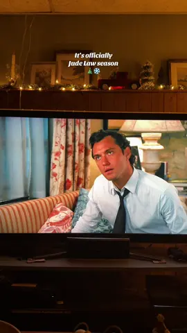 It’s officially Jude Law season 🎄❄️ #holidaymovies #theholiday #judelaw #christmasmovies #christmas 