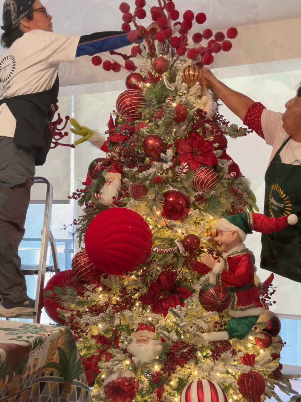 Bello árbol nevado en tonos rojos 🎄 Seguimos dejando casas hermosas para esta Navidad. Contáctanos #ChristmasByDi #ArmadodeArboles #ArbolDeNavidad #DecoNavidad #Navidad 