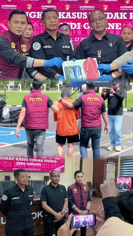 Main TikTok Sambil Berjudi, Pria di OKU Selatan Ditangkap Polisi OKU Selatan, Sumsel — Unit Tindak Pidana Khusus (Pidsus) Satreskrim Polres OKU Selatan kembali mencetak prestasi! Seorang pemuda asal Desa Simpang Agung, Kecamatan Simpang, Kabupaten OKU Selatan, Muhammad Hafizin (26), berhasil diringkus polisi setelah kedapatan menjadi bandar judi online (judol) berkedok live streaming di aplikasi TikTok. Penangkapan itu disampaikan langsung oleh Kapolres OKU Selatan AKBP I Made Redi Hartana, melalui Kasat Reskrim AKP Aston L. Sinaga dalam konferensi pers, Kamis (13/11/2025). Hadir pula Kasi Humas Polres AKP Supardi, Kanit Pidsus Dr. Victor Fitrizal Auli dan jajaran unit lainnya. Kasat Reskrim menjelaskan, kasus ini terungkap saat Unit Pidsus melakukan patroli siber pada 20 Oktober 2025 dan menemukan siaran langsung (live streaming) mencurigakan di TikTok dengan akun “MODE MEAS” dan “BANG MEAS”. “Setelah diselidiki, ternyata akun itu menayangkan permainan bermuatan judi online. Petugas pun berpura-pura ikut bermain untuk mengumpulkan bukti,” ungkap AKP Aston Sinaga. Dari hasil pro filing digital, diketahui pemilik akun tersebut adalah Muhammad Hafizin. Ia kemudian diburu dan akhirnya ditangkap pada 6 November 2025 di sebuah kosan di Kelurahan 14 Ulu, Kecamatan Seberang Ulu II, Palembang. Saat penggerebekan, polisi mendapati pelaku tengah melakukan live judi online menggunakan laptop Asus Vivo book warna silver, bersama seorang saksi berinisial MFR. Dalam aksinya, Hafizin membuka “room live” dan menawarkan taruhan kepada penonton. Siapa pun yang ingin ikut bermain diwajibkan mengirim uang ke dompet digital DANA dengan nominal bervariasi mulai Rp 20.000 hingga Rp 100.000 per sesi. Setelah menunggu sekitar 15 menit, pelaku memutar game Winning Eleven dan peserta diminta menebak negara yang mencetak gol terbanyak. 