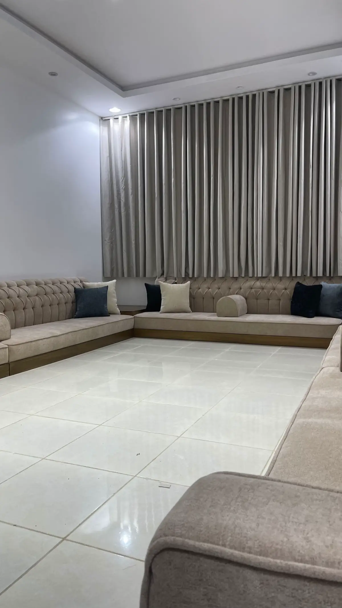 مع ستارة ويفي جدار كامل تضيف لمسة أناقة فريدة 🤍 نشتغل بتفاصيل دقيقة، وخامات عالية الجودة من القماش للإسفنج والخشب 💯 تصميم يلفت الأنظار، وجودة تبيض الوجه أمام ضيوفك ✨ 📍من مجالس المدينة — اسم يرتبط بالفخامة والذوق الرفيع 📞 للتواصل والطلب:0509667508 #كنب #كنبات #تفصيل_كنب  #الحناكية #العشاش 