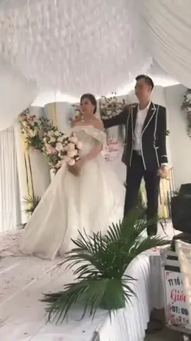 Cứ mỗi lần phê là nó lại gởi tôi ca khúc tôi từng hát . Cũng là hoa hậu chứ cũng đâu đến nỗi nào Liêm đúng là cuộc đời ..!