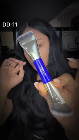 DD11 Brush A luxury two in one brush featuring a precision spatula brush on one side and a sculpted contour shaped brush on the other. The spatula side scoops, places, and spreads product with zero waste for creams, concealers, foundations, and skincare. The contour side blends effortlessly with a smooth airbrushed finish that hugs every angle of the face. Perfect for applying concealer, foundation, cream blush, contour, and more. This is the brush you keep on your vanity and in your kit because it makes makeup faster, cleaner, and flawless. #MakeupBrushes #ContourBrush #SpatulaBrush #BlendingBrush #MakeupTools