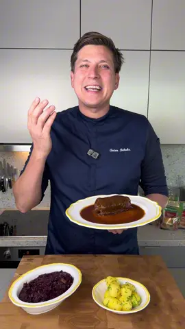 Anzeige | Omas Rinderrouladen mit @Kerrygold Deutschland Reibekäse Cheddar Herzhaft und Chilli Cheddar  Zutaten:  1 kg Rinderrouladen 2 EL Senf 2 Karotten 1 Stk. Poree 2 Zwiebeln 3 Gewürzgurken  80 g Speck 80 g Kerrygold Cheddar (chilli) 80 g Kerrygold Cheddar (herzhaft) 1 EL Butterschmalz 1 EL Tomatenmark  400 ml Rotwein  1 l Rinderbrühe  Orange, Zitrone, Piment, Lorbeer, Nelke, Salz, Pfeffer #kerrygold #kerrygoldde #reibekäse #receipes