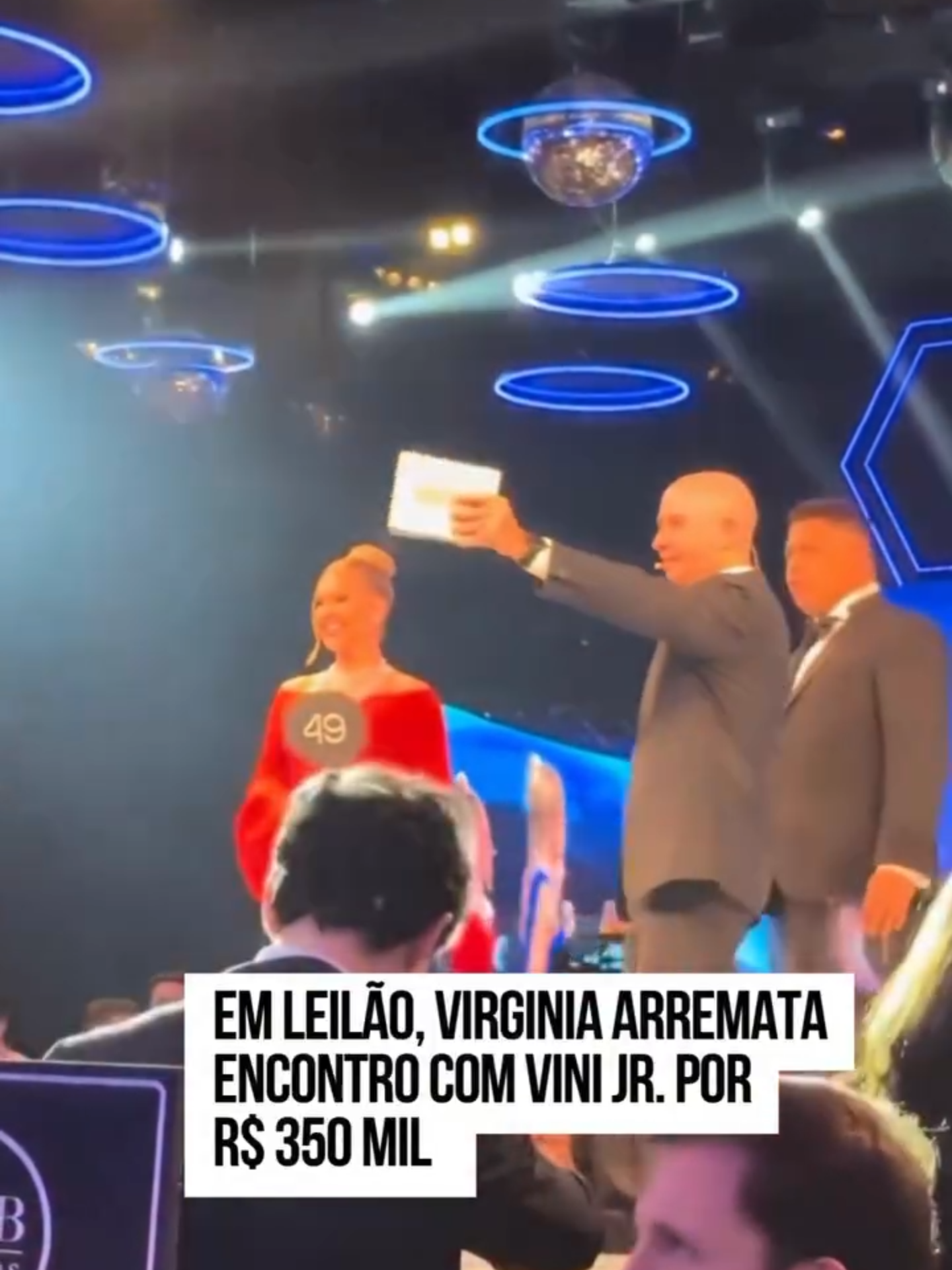 #Virginia Fonseca participou do Leilão Galácticos, promovido por #Ronaldo Fenômeno e Celina Locks na noite desta quarta-feira (12/11) e surpreendeu ao arrematar prêmio de #ViniJr. A influenciadora levou para casa um dos lotes mais disputados da noite: um encontro exclusivo com o jogador, que se tornou namorado dela recentemente. Virginia pagou R$ 350 mil pelo pacote que incluía uma partida de pádel na casa do jogador, em Madrid, com Vini Jr. Além disso, o vencedor também levava para casa uma camiseta autografada pelo atleta. Jornalistas que estavam cobrindo o evento, relataram que Virginia já tinha demonstrado interesse em arrematar o item antes mesmo do leilão começar. “Pretendo [arrematar]. Vamos ver até onde vai chegar isso aí. Mas eu vou subir a plaquinha. Quando chegar num ponto que não dá, aí eu abaixo, mas eu acho que vai dar certo”, brincou ela. Nas redes, ela também fez piada com a situação e foi zoada por amigos quando revelou a intenção de arrematar o prêmio. Logo após o leilão, Virginia foi às redes sociais mostrar que estava pagando pelo prêmio e pagou o valor de R$ 346,5 mil no cartão de crédito, em três parcelas de R$ 115,5 mil. ➡️ Leia mais no metropoles.com 📸 Reprodução #entretenews