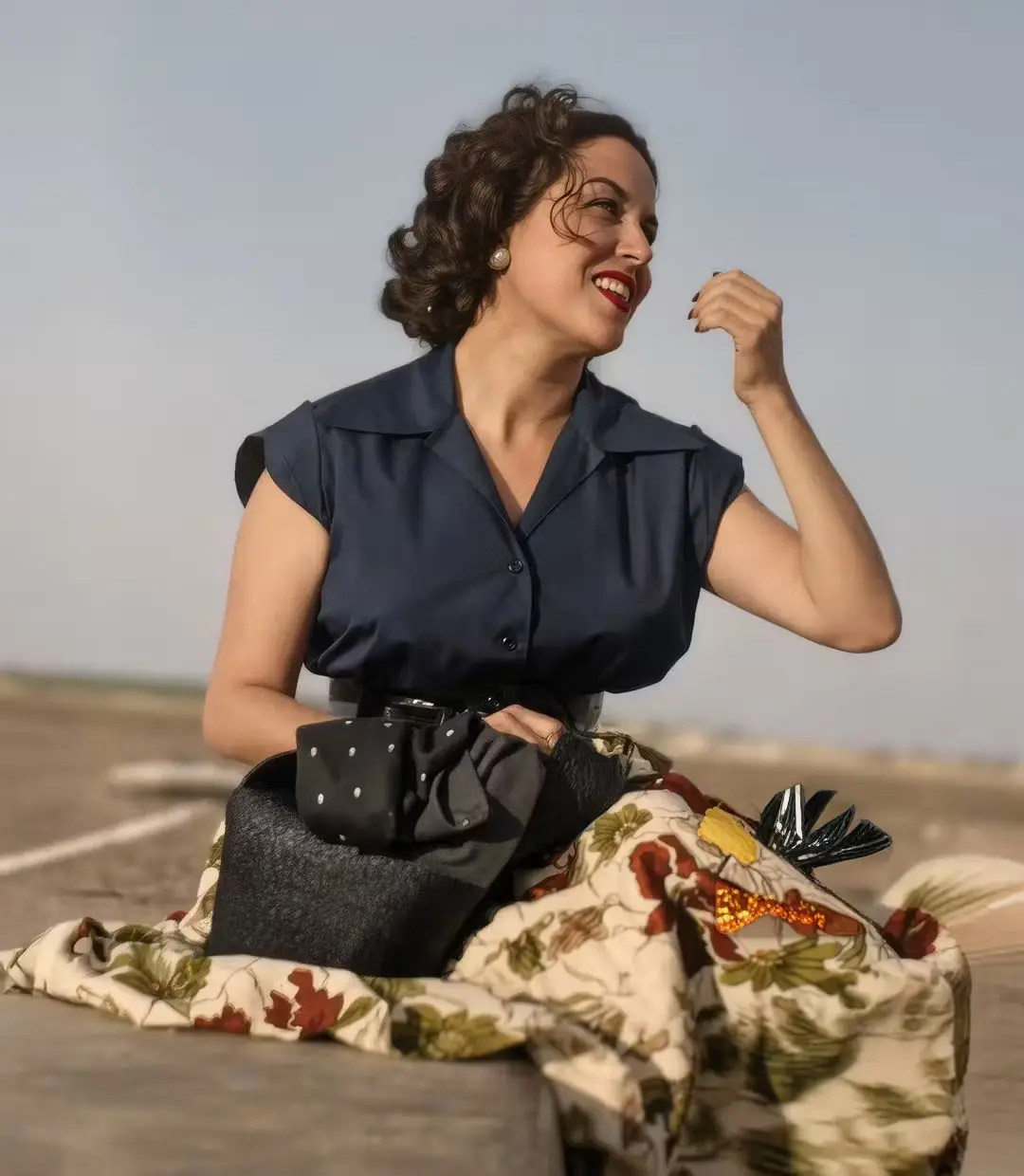 كانت الفنانة #ليلى_مراد قبل رحيلها قد اعتزلت الفن وتفرغت للعبادة، واليوم نكشف عن قصة دخولها الإسلام ذات ليلة سمعت فيها آذان الفجر وأعجبت بصوت المؤذن، الحكاية تعود إلى شهر رمضان من عام 1946، فقد استيقظت ليلى مراد، مثل كل ليلة على صوت مؤذن المسجد المجاور لعمارة الإيموبيليا، بشارع شريف، بوسط القاهرة، حيث كانت تسكن ليلى مع زوجها أنور وجدي، فأيقظت أنور وقالت له  : أنور.. أنور.. قوم إصحى صوت المؤذن النهارده جميل، و أحلى من أي يوم قبل كده.. فقد كان صوته يزعجني كل فجر.. ولكن اليوم صوته في أذني أحلى من صوت الكروان .. أنا عايزه أشهر إسلامي!! فرد أنور وجدي بهدوء :قولي أشهد ألا اله الا الله وأن محمدًا رسول الله.. كده تبقي أسلمتي، فنطقت بالشهادتين فى ذلك اليوم ،وقامت، وتطهرت، وتوضأت، وصلت مع أنور ركعتين لله، وأتبعتهما بصلاة الفجر، وظلت مستيقظة، حتى التاسعة صباحًا، ثم أيقظت زوجها، وقالت له :يلا نروح مشيخة الأزهر عشان أشهر إسلامي، وفي الأزهر استقبلها الشيخ محمود أبو العيون، وأشهرت إسلامها على يديه، وطلبت منه أن يعلمها أصول الدين الصحيح، وكيفية أداء العبادات، ونحرت الذبائح بعد خروجها من الجامع الأزهر، ووزعتها على الفقراء، والباعة الجائلين، وأقامت ليلى أول مائدة للرحمن في شارع المدابغ - شريف حاليًا - واقترح عليها الشيخ محمود مكي أن تستخدم اسمها، الذي اشتهرت به ليلى مراد، بدلا من ليلى زكي مردخاي أصولين، كما فى الأوراق الرسمية،  بعدها، أرادت ليلى مراد أن تؤدي فريضة الحج في نفس العام، ولكن إدارة استديو مصر منعتها، لارتباطها بتمثيل فيلم (بنت الأكابر)، فطلبت من أبو السعود الإبياري أن يكتب لها أغنية تودع بها المسافرين للحج، وتعبر عن شوقها لزيارة بيت الله الحرام، فغنت أغنية 