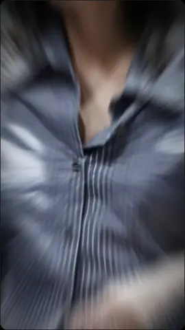 Cô gái của chúng ta đã đến rồi nè 😭CHỒNG CỦA ÔI ĐẸP TRAI QUÁ😭🤧 📌Hôm qua cô chị mặc áo sơ mi trắng cài 3 nút áo😂 📌Hôm nay cô em sơ mi sọc cũng cài chỉ có 3 nút áo😂 2 Cổ thay phiên hơn thua với nhau chúng tôi là người mệt🤧 #BeckyxTheatreEFW2025 #beckyarmstrong #beckysangels #freenbecky #xuhuongtiktok 