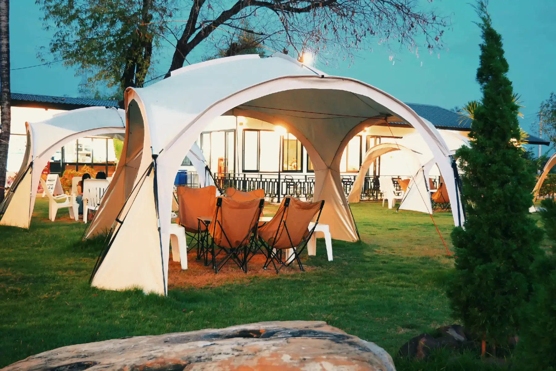 📌 “ #นิดหน่อยคาเฟ่ คาเฟ่กลางธรรมชาติ วิวภูเขาไกลๆ รับลมเย็นๆช่วงฤดูหนาว แถมเงียบสงบ ผ่อนคลาย ไม่วุ่นวาย   🌿 มีน้ำหวานหลากหลายเมนู มีหมูกระทะให้แบบย่าง แบบจุ่ม เพลินๆ สามารถเลือกได้ตามใจชอบ ฟังเพลงเบาๆ ยามเย็น มีเสียงจิ้งหรีดร้อง ธรรมชาติฮีลใจมากๆ บรรยากาศดีจนไม่อยากกลับบ้านเลย 💚” #คาเฟ่สกลนคร #นิดหน่อยคาเฟ่สกลนคร #คาเฟ่ธรรมชาติ 