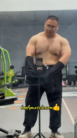 Beefy muscle check!💪🐼 beefymuscle.com beefy massive bulky #muscle #musclehunk #musclebear #bodybuilder #powerlifter  lifter beefymuscle musclechub pecs biceps workout fitness gym bodybuilding motivation 肉壮 肌肉 壮熊 健身 