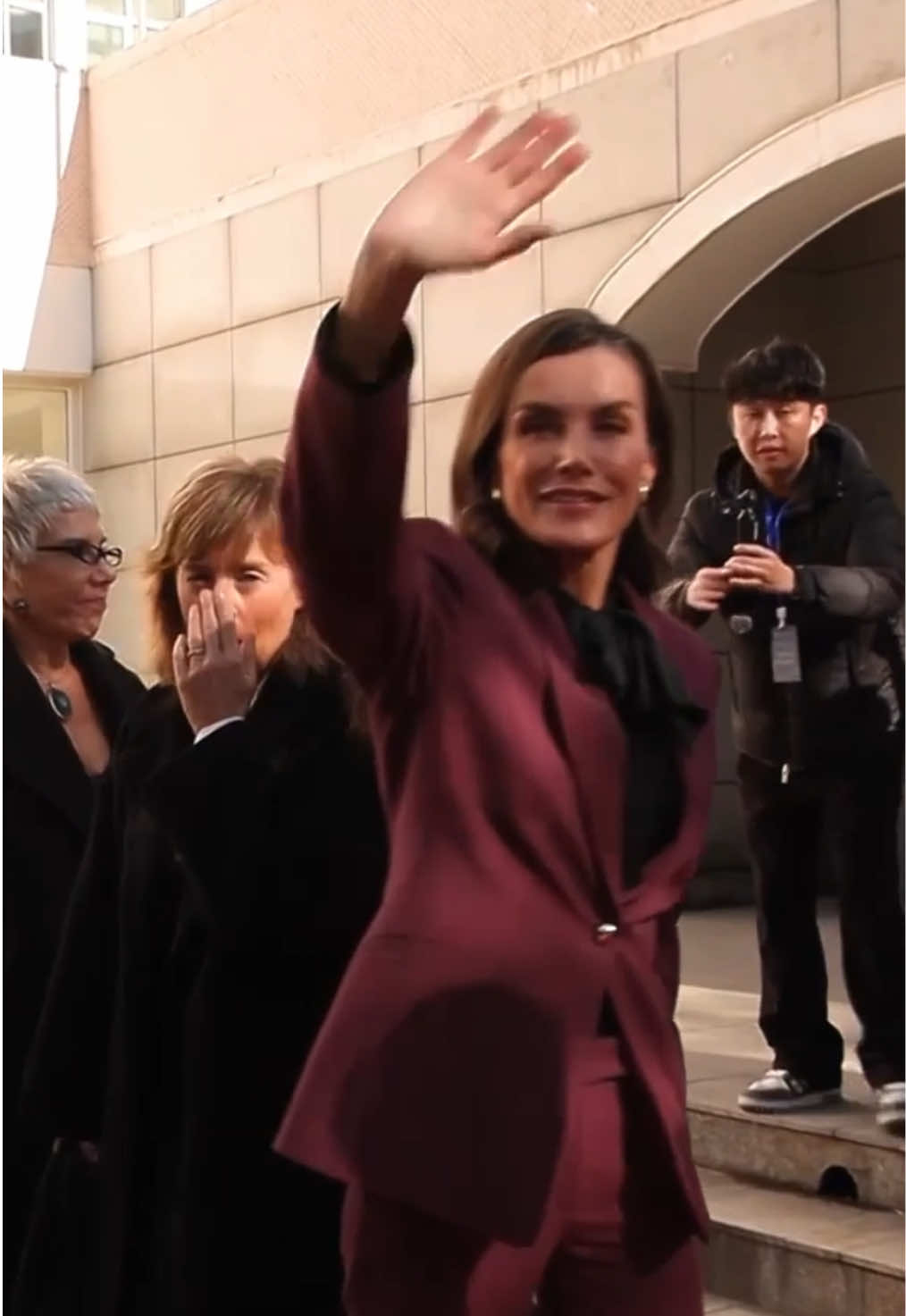 La reina Letizia se da un baño de masas y es testigo del furor del español entre los jóvenes chinos. Tras visitar la Universidad de Estudios Extranjeros de Pekín para conocer la influencia del español en China, ha podido conversar con jóvenes estudiantes, que han mostrado su pasión por Rosalía. Para la ocasión, hemos podido ver a la Reina con un sobrio traje burdeos de Bleis Madrid que ha combinado con una camisa negra con lazada pussy bow en el cuello. #royals #reinaletizia #reyfelipevi #realeza 