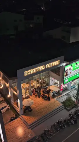 haii gaes udah pada tau tempat ini belum..?? ✌️🙆😁.. yaapp ini salah satu tempat tongkrongan yang bukanya jam 7:30 sampai jam 00:00 malem banyak menu coffe dan donut serta jus juga ada ,masih ramah kog di dompet buat ngilangin penat sibuk sekolah / kerja ✌️😅 lokasinya di doulio masih deket dari stasiun ,ajak teman atau cewek/cowok kamu main sini serasa kita lagi nostalgia di indo😅✌️  📍Location No. 192號, Minsheng S Rd, Douliu City, Yunlin County, 64050 #donutescafe #nogkrongasik #fypage #fyp #doulio_yunlin🇹🇼 