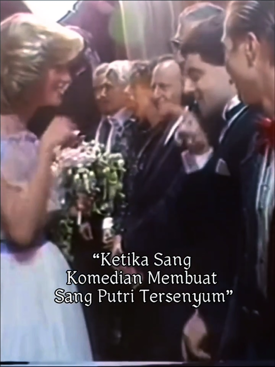Di akhir tahun 1980-an, sebuah malam gala di London mempertemukan dua sosok yang sangat berbeda — seorang komedian pendiam yang membuat dunia tertawa tanpa kata, dan seorang putri yang membuat dunia tersentuh tanpa harus bersuara keras. Rowan Atkinson, sang pencipta karakter Mr. Bean, hadir dengan kecanggungannya yang khas. Ia bukan bangsawan, bukan tokoh politik, hanya seorang pelawak jenius yang lebih nyaman bersembunyi di balik karakter absurdnya. Namun malam itu, sesuatu yang tidak biasa terjadi. Di tengah pesta yang penuh formalitas, Putri Diana menatapnya — lalu tersenyum. Ia menirukan sedikit gaya tangan Mr. Bean yang lucu, dan Rowan, yang biasanya membuat orang lain tertawa, malam itu justru tak mampu menahan senyum malu-malunya sendiri. Para tamu yang menyaksikan momen itu ikut tersenyum hangat. Tidak ada kemewahan, tidak ada protokol kerajaan — hanya dua manusia, saling memahami lewat satu hal yang sama: tawa yang tulus. Setelah pertemuan itu, Putri Diana pernah menyebut bahwa ia mengagumi humor cerdas Rowan Atkinson, sementara Rowan sendiri mengaku itu adalah salah satu momen paling berkesan dalam hidupnya. Di balik pangkat dan popularitas, malam itu dunia melihat sesuatu yang lebih penting: bahwa senyum tulus bisa menyatukan siapa pun, bahkan antara seorang putri dan seorang pelawak#mediavelpic #education #fyp #mrbean #princessdiana 