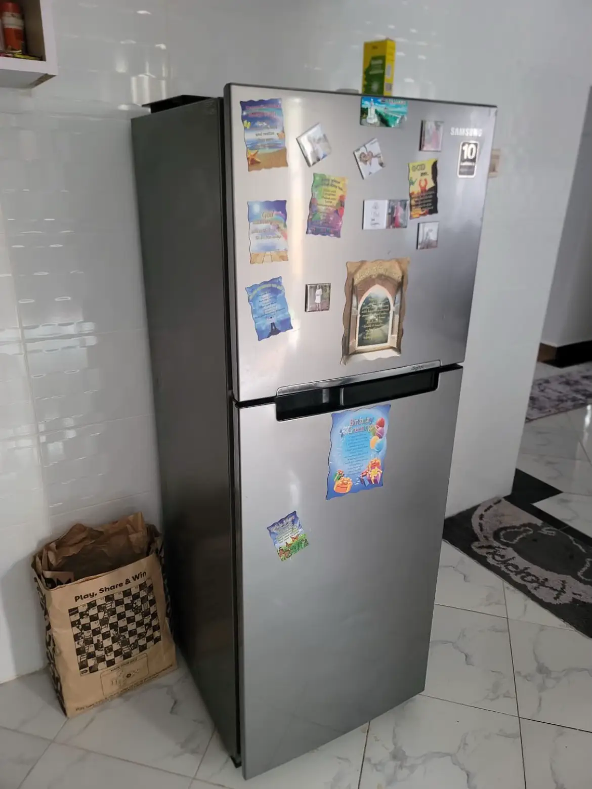 Samsung frost free fridge  Capacity 253litres Condition - perfect & clean as new Used for 5months selling it because I have upgraded to a bigger one Selling price 40k Buying price 70k Location -fedha , delivery can be organized Dm for contacts 