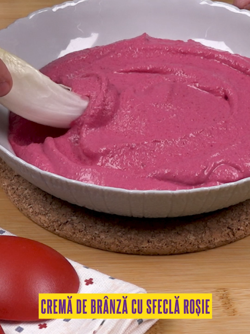 Cremă de brânză cu sfeclă roșie  Ingrediente • 250 g sfeclă coaptă (sau fiartă) – aproximativ 2 sfecle micuțe • 300 g brânză telemea • 1-2 linguri de iaurt • 1 cațel de usturoi • Piper • Sare (Opțional) Cum să faceți • Am tăiat sfecla în cuburi și am pus-o în vasul unui blender împreună cu un cățel de usturoi feliat. • Am mixat de câteva ori, până am mărunțit legumele bine bine, am pus brânza telemea (nouă ne place cel mai mult cea de capră), 1-2 linguri de iaurt, să subțiem crema, sare, dacă e cazul, puțin piper după gust și am omogenizat bine. Ingredientele le lăsăm și în comentarii. Tot atunci puneți și sare, în funcție de gust. • Noi am mânzat crema de brânză cu sfeclă alături de foi de andive crocante, dar n-am zice nu și unor grisine sau chipsuri de casă din cartofi. Dacă v-a plăcut, nu uitați să vă abonați la canalul nostru. Poftă bună și vouă!  #cremadebranzacusfecla #gustare #micdejun #retetazilei