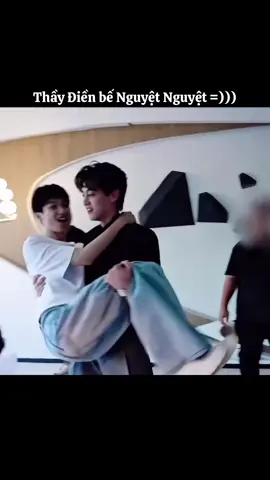 Nguyệt Nguyệt, sao hồi quay cảnh văn phòng em bảo lần đầu tiên được bế như công chúa? Em giải thích cái HS này đi 🤡🤡🤡 Đúng thật là bé cáo nhỏ 😗😗😗#tửdu #dienhuninh #nghichai #revengedlove #ziyu 