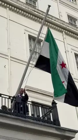 اسعد الشيباني لحظة افتتاح السفارة السورية في المملكة المتحدة بريطانيا  لايكات واعادة نشر حتا نفرجي العالم مين نحنا 🇬🇧 #لندن🇬🇧 #سوريا🇸🇾🇸🇾 #مشاهير_تيك_توك_مشاهير_العرب #برطانيا🇬🇧 #السعوديه🇸🇦 