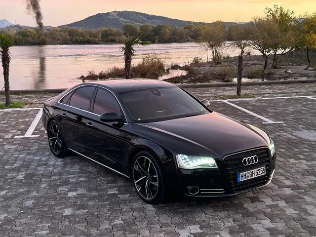 SHITET: AUDI A8 Matrix 4.2 Naft , I  Sapo ardhur nga 🇩🇪Frankfurti Germania🇩🇪,(Me Dogan te paguar + E sapo targuar + Taksen e Xhamave para mrapa te Paguar) ,Vitit 2012. Super Fullll ,Baxho ,Stopa full led ,Kamre 360 ,Sensor parkimi ,Sensor shiu ,Pilot automatik,Xhami Par Triblex fabrike Xhama te Zi origjinal ,Tapiceri Lekure ,Sedile  me memorie masazh  dhe ngrohje Ftohje ,Para Mrapa,Sediljet fryerje-çfryerje,Sistem Eco,Limitator shpejtesie,Opsione drejtimi per cdo lloj terreni,(Tregus pasqyra ⚠️ kur ka makina) ,Klima me 4 zona,Navi Te Madh Me DVD dhe karikator me 6 CD Etj,Cmimi 13500€, Nr:0699993399