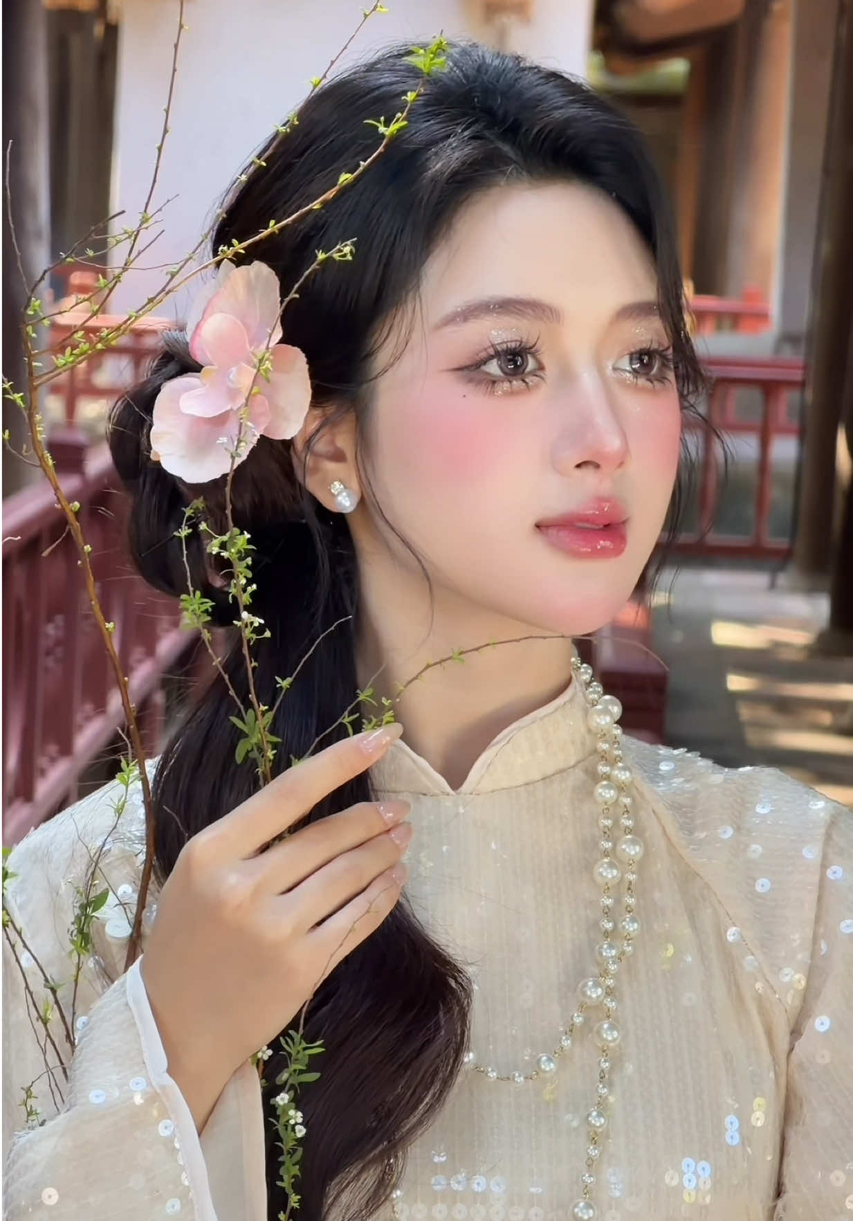 Bùng nổ layout makeup cho áo dài năm nay, gu tui là mấy áo lấp lánh như này nè các nàng ơi, có nắng lấp lánh đã lắm ✨ #makeupaodai #aodaitet #aodaicachtan #chupanhaodai #viral @Chuyên viên team Huong Chanel 