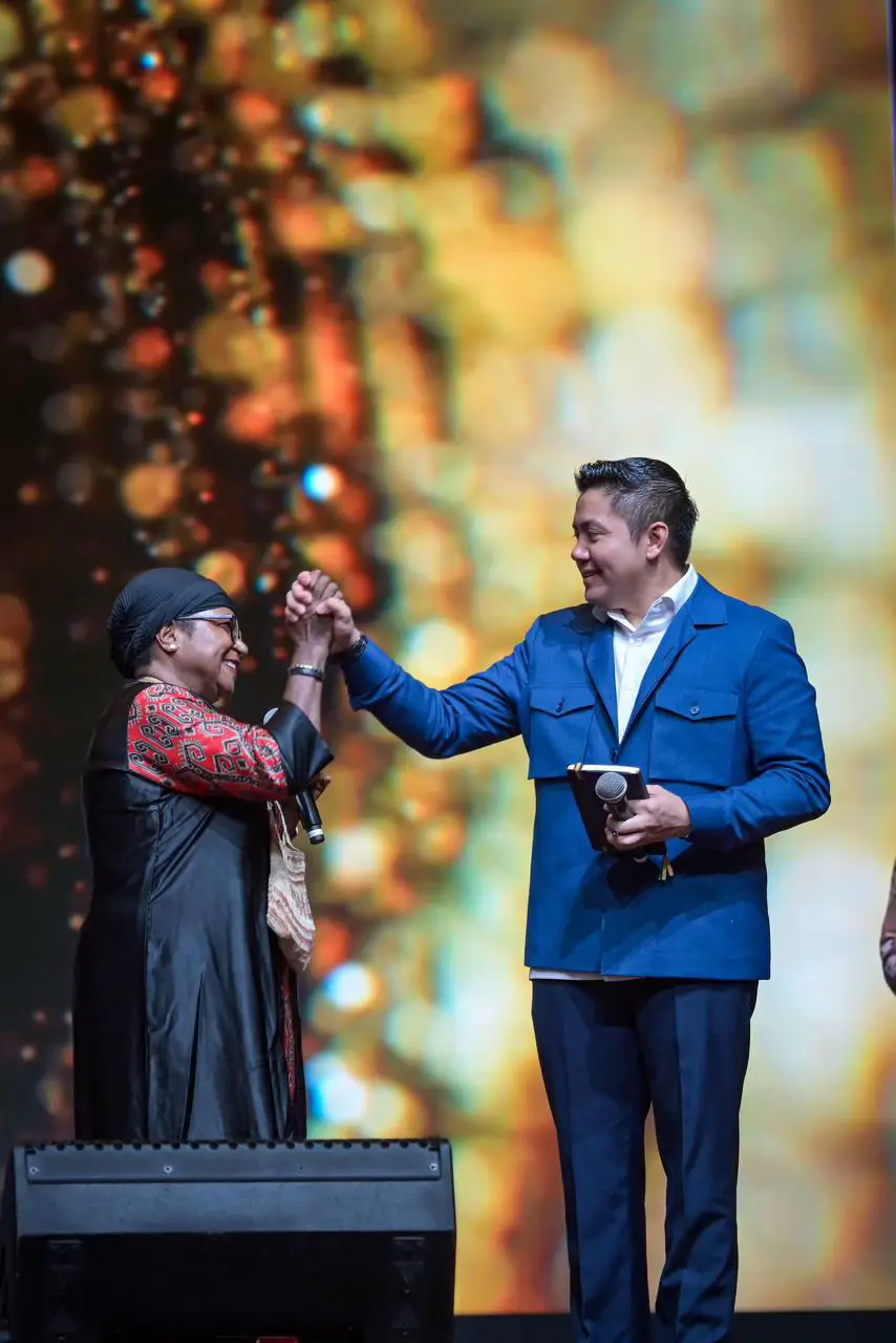 Dibalik kebijakan yang tepat, pasti ada data yang akurat.   Memenuhi undangan dari Menteri Sosial, Bapak Saifullah Yusuf, saya hadir bersama lebih dari 1.400 Kepala BPS dan Kepala Dinas Sosial dari seluruh Indonesia untuk memastikan satu hal penting: keakuratan data.   Dalam pemerintahan Bapak Presiden Prabowo Subianto, data menjadi fondasi untuk pembuatan sekaligus implementasi kebijakan. Percuma ada kebijakan jika tidak menggunakan data yang akurat. Kini, untuk pertama kalinya dalam sejarah bangsa, seluruh data sosial ekonomi telah dikumpulkan menjadi satu di BPS, yaitu melalui Data Tunggal Sosial dan Ekonomi Nasional (DTSEN). Satu data, satu acuan, satu referensi bersama.    Saya berpesan kepada para Kepala Dinas Sosial serta Kepala BPS provinsi dan kabupaten/kota agar terus menjaga akurasi DTSEN. Mengapa? Agar program dan bantuan pemerintah benar-benar tepat sasaran. Tidak boleh lagi ada data yang salah, tidak boleh ada yang terlewat, tidak ada lagi warga yang harusnya berhak menerima bantuan namun tidak terdata.   Dalam sesi dialog, saya mendengar langsung beragam cerita dari perwakilan daerah di Aceh, Papua, NTT, dan Sulawesi Utara. Ada yang bercerita tentang sulitnya akses ke daerah perbatasan, biaya transportasi tinggi, hingga tantangan menjangkau desa-desa terpencil. Semua menjadi pengingat betapa besar dan beragamnya Indonesia. Namun satu hal yang sama dari mereka semua: semangat untuk memastikan data Indonesia benar, akurat, dan adil bagi seluruh rakyat.   Presiden Prabowo menyampaikan salam hormat dan terima kasih kepada seluruh pihak yang telah bekerja keras membangun sistem data nasional yang terintegrasi ini. Karena lewat data yang akurat, keadilan sosial dapat benar-benar terwujud.   Terima kasih Pak Mensos dan Ibu Kepala BPS atas kerja sama dan sinerginya, serta seluruh peserta Rakornas yang terus berkomitmen memperkuat fondasi data untuk Indonesia.  -- TIW -- #CatatanSeskab