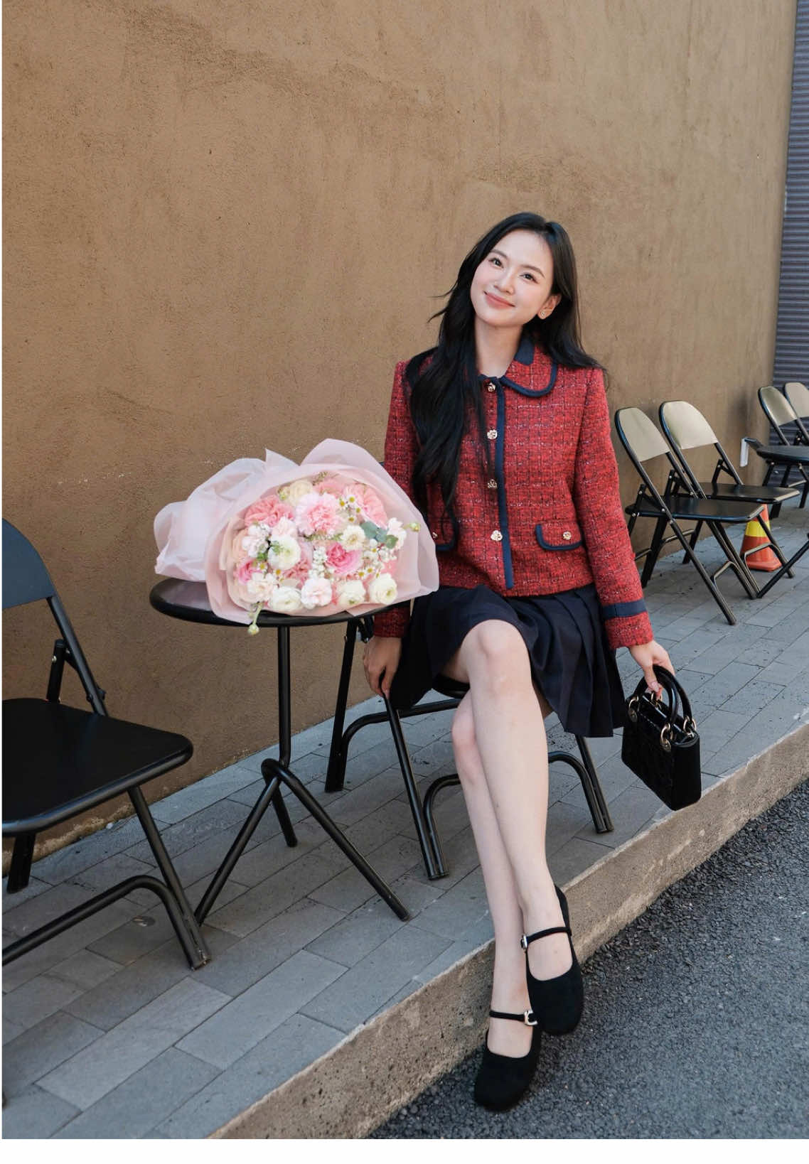 Ánh lên nét duyên yêu kiều trong ngày tiết trời se lạnh, hanh hao, nàng tựa đóa hoa bừng sắc với đôi mắt biếc rạng ngời cùng thiết kế áo khoác tweed thanh lịch của Estrano 💙 #estrano #estranochic #feedbackestrano #fw25