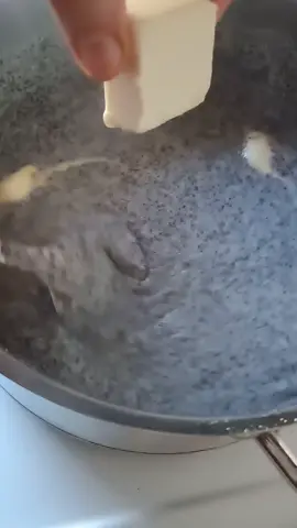 Plazma-mak kolač Potrebni sastojci: 600ml mleka 300g plazme 5 kašika šećera 4 kašike griza 200g mlevenog maka 2 vanil šećera 150g maslac 200g bele čokolade 100ml slatke pavlake