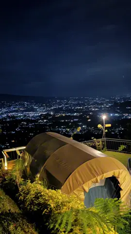 Sesederhana cantiknya city light di type angsana. Sesyahdu malam sehabis hujan. Tidak penah gagal memberikan efek candu. Dan sayang untuk dilewatkan begitu saja. . . . Siapa yang pernah di type ini best seller ini? Share ya😙🍃 #glampingromantis #glampingsyahdu #puncakbogor #fyppppppppp #damarhills #glampingsyahdu #fyppppppppppppppppppppppp #glampingterbaik 