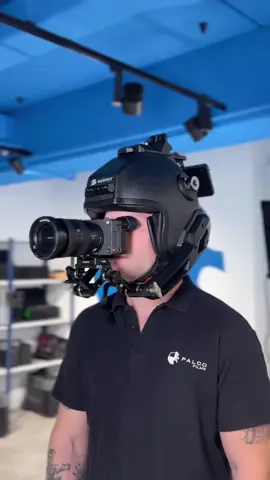Probando el setup definitivo para planos en primera persona: la Sony FX2 junto al casco TILTA Hermit POV 💥 El visor queda justo en el ojo, se siente increíblemente cómodo y da una perspectiva totalmente inmersiva 🎥 ¿Vosotros qué opináis? ¿Habéis probado ya este set?