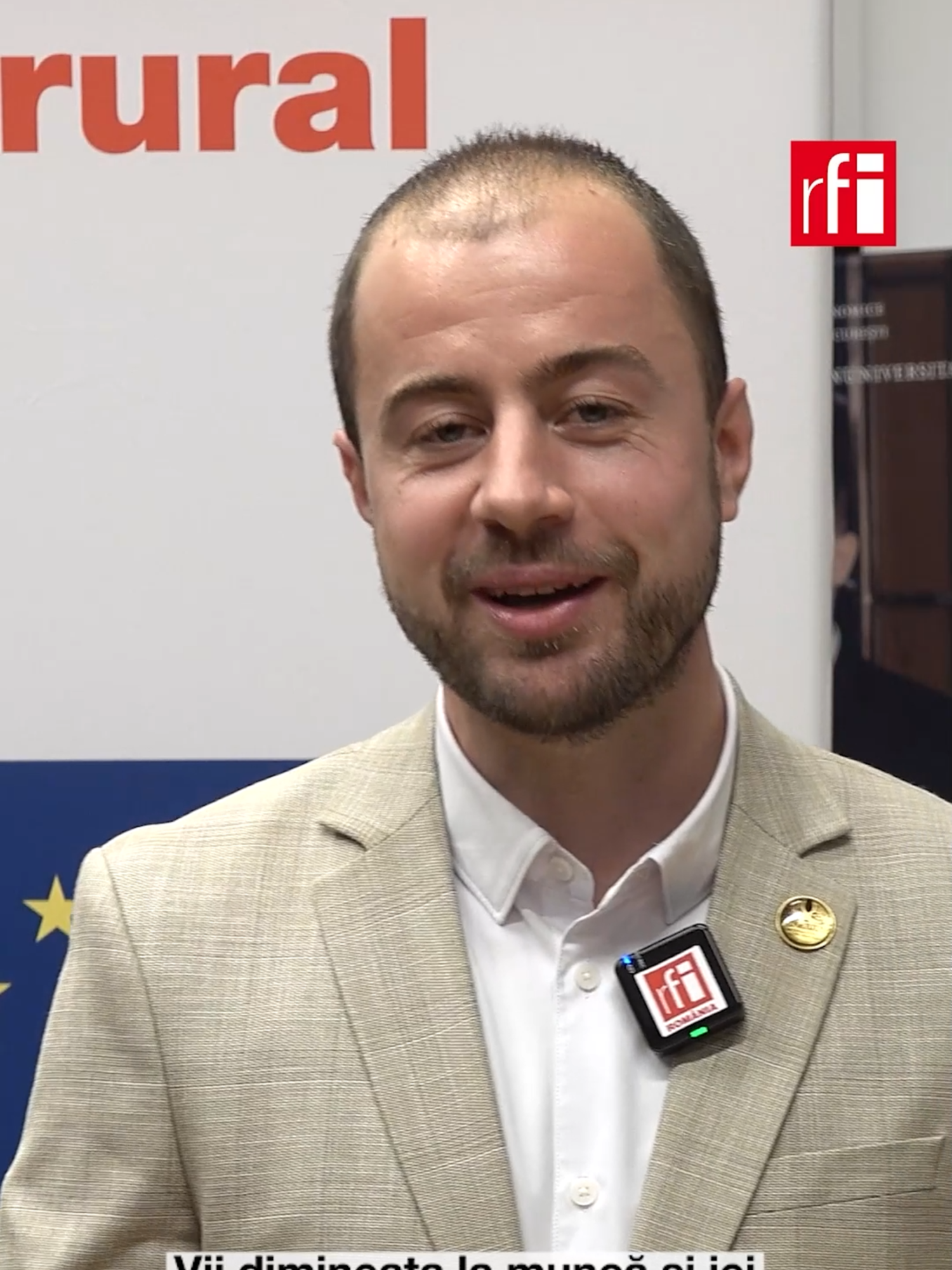 Cornel Baniță este enolog și director tehnic la Stațiunea Didactică de Cercetare și Dezvoltare pentru Viticultură și Pomicultură, Pietroasa – Istrița. 🗣 Absolvent al Facultății de Horticultură – USAMV București, și-a descoperit încă din anii studenției atracția pentru domeniul viticulturii. 🍷 Cu viziune și dedicare, Cornel Baniță face parte din noua generație de enologi care dau valoare vinului românesc și e de părere că domeniul vitivinicol este într-o continuă dezvoltare în România. 🍇 „Dacă luăm harta României și ne uităm la cele mai importante regiuni viticole, dacă luăm cele mai importante podgorii, nu cred că avem suficient timp să trecem prin toate cramele, prin toate tipurile de vin care pot exista la noi în țară și este foarte important să ne cunoaștem soiurile, să ne cunoaștem întreaga noastră direcție de producție, astfel încât să putem compara mai târziu cu vinurile care vin din afară”, spune el. #vin #vinromanesc #Pietroasa #USAMVB #Rural