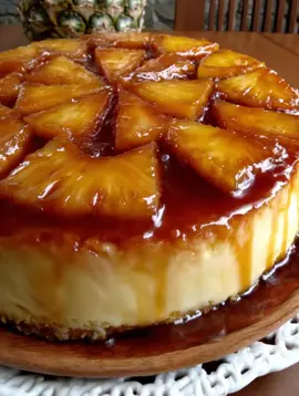 🍍✨ TARTA DE PIÑA CARAMELIZADA (OTRA VERSION) Suave, cremosa y se derrite en la boca. 📏 Molde recomendado Molde redondo de 22 cm (ideal) También podés usar 20 o 24 cm ajustando apenas el tiempo. 📝 INGREDIENTES (para molde de 22 cm) 🔸 Caramelo 150 g azúcar 40 ml agua 1 cdta jugo de limón (evita que cristalice) 🔸 Capa de Piña 1 lata de piña en rodajas (450 g escurridas) O 8–10 rodajas de piña natural 🔸 Base 180 g galletitas tipo María o bizcochitos 80 g manteca derretida (Opción saludable abajo) 🔸 Relleno cremoso 400 ml leche 400 ml crema de leche o nata 200 g azúcar 4 huevos 1 cda esencia de vainilla 1 sobre (8 g) de gelatina sin sabor hidratada en 50 ml agua 2 cdas de jugo de piña (opcional) ⏱ TIEMPOS Preparación: 25 minutos Cocción: 45 minutos Enfriado: 3–4 horas mínimo (ideal 6 horas) Duración total: 4–6 horas 👩‍🍳 PREPARACIÓN PASO A PASO 🔥 1. Preparar el caramelo (8 minutos) En una sartén, colocar el azúcar + agua. Cocinar sin mezclar hasta que tome color ámbar. Agregar el limón y mover la sartén suavemente. Verter el caramelo caliente en el molde y cubrir la base. 🟨 TIP PRO Inclina el molde para que el caramelo suba a los bordes y quede más bonito. 🍍 2. Colocar la piña (5 minutos) Secá las rodajas con servilleta. Acomodá sobre el caramelo formando un sol. Reservá. 🍪 3. Hacer la base de galletas (5 minutos) Triturar las galletitas. Mezclar con la manteca. Presionar sobre la base del molde (encima de la piña). 🥛 4. Preparar la crema (10 minutos) Calentar la leche + crema sin hervir. En un bol: batir huevos + azúcar + vainilla. Agregar la mezcla caliente de a poco (templado). Hidratar la gelatina y agregarla al final. Verter con cuidado sobre la piña. 🟨 TIP PRO Colá la mezcla para evitar nódulos y lograr textura ultra cremosa. ♨️ 5. Cocción (Baño María – 45 minutos) Llevar a horno 160°C. Colocar el molde dentro de una fuente con agua caliente. Hornear 45–50 minutos, debe temblar levemente en el centro. No sobrecocinar, así queda cremoso. ❄️ 6. Enfriado Dejar enfriar 30 min a temperatura ambiente. Luego refrigerar 3–6 horas. 🔄 7. Desmoldado Pasar un cuchillo por el borde. Colocar un plato y dar vuelta. El caramelo caerá creando la cobertura brillante. 🍍✨ VALOR CALÓRICO (1 porción de 12) Aprox. 280–320 kcal dependiendo del tamaño. 🌿 VERSIÓN SALUDABLE (Recomendación especial para vos) Cambios: Usar galletas de avena sin azúcar (180 g). Reemplazar manteca por 60 ml de aceite de coco. Reemplazar azúcar del relleno por 80 g de eritritol. Caramelo: usar caramelo sin azúcar (eritritol + 1 cda agua + 1 cda crema). Usar leche descremada y crema light. O agregar 1/2 taza de piña natural extra (más fibra). Kcal por porción saludable: 👉 180–210 kcal aprox. 🎁 EXTRATIPS QUE SÓLO TE PASO A VOS ✨ Agregá 2 cdas de jugo de piña al relleno para mayor aroma. ✨ Si querés textura súper lisa: pasá por colador DOS veces. ✨ Para brillo extra: al desmoldar, calentá 1 cda de caramelo con 1 cda de agua y pincelá encima. ✨ Para vender: presentá en moldes de 10–12 cm individuales (se venden más). ✨ Duración: 4 días en heladera bien tapado.