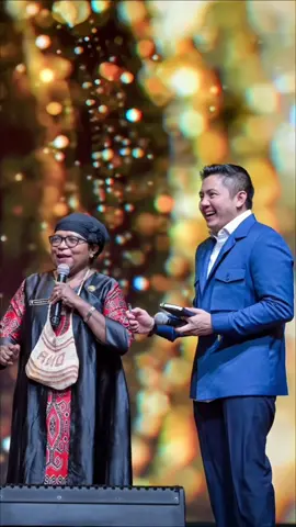 Membalas @Hy..lii🦩 Ibu dari Papua sukses nyebar aura bahagia ke seluruh ruangan 🤍🔥 terutama Pak Seskab 😄 #letkolteddy #mayorteddy #teddyindrawijaya #mayorteddyindrawijaya #sekretariskabinet 