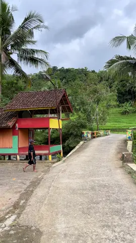 Hidup di desa mengajarkan satu hal: bahagia tak perlu mewah, cukup dengan udara segar dan hati yang tenang.🏡🍃🏞️#kampunghalaman  #pedesaan  #suasanapedesaan  #storysunda  #fyp 