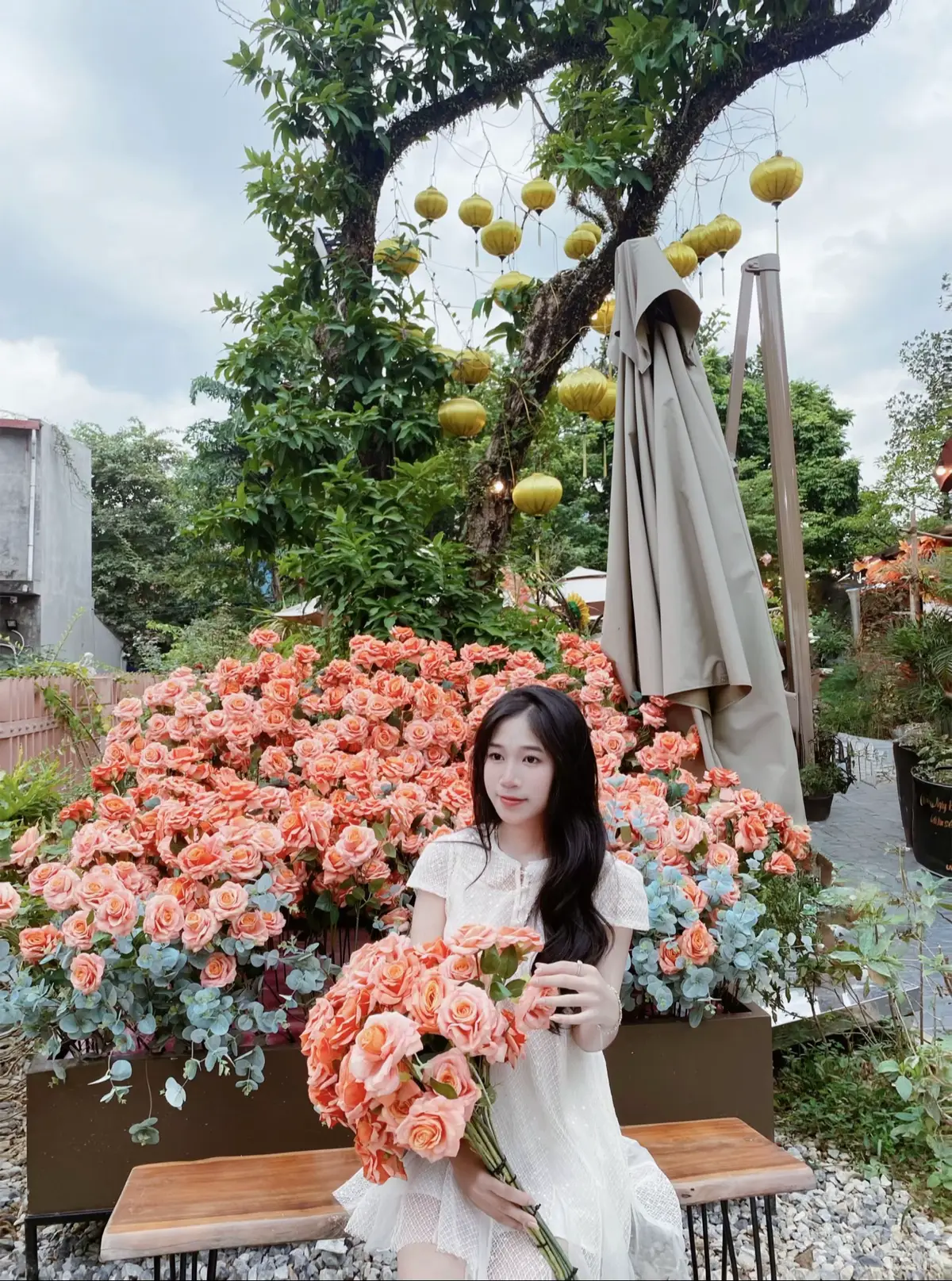 Thôn Đoài ngồi nhớ thôn Đông, Một người chín nhớ mười mong một người. Gió mưa là bệnh của giời, Tương tư là bệnh của tôi yêu nàng. Hai thôn chung lại một làng, Cớ sao bên ấy chẳng sang bên này? Ngày qua ngày lại qua ngày, Lá xanh nhuộm đã thành cây lá vàng. Bảo rằng cách trở đò giang, Không sang là chẳng đường sang đã đành. Nhưng đây cách một đầu đình, Có xa xôi mấy mà tình xa xôi... Tương tư thức mấy đêm rồi, Biết cho ai, hỏi ai người biết cho! Bao giờ bến mới gặp đò? Hoa khuê các bướm giang hồ gặp nhau? Nhà em có một giàn giầu, Nhà anh có một hàng cau liên phòng. Thôn Đoài thì nhớ thôn Đông, Cau thôn Đoài nhớ giầu không thôn nào? #xhtiktok 