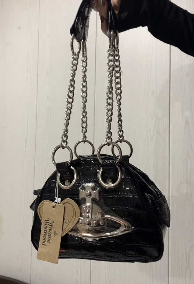 Us? ⋆.𐙚˚ Данные сумочки вы можете приобрести в нашем магазине: тгк: @ archivbag  Стоимость: 🖤⋆. 2.200р #viviennewestwood #viviennewestwoodbag #nana #hachi #nanaanime  