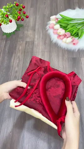 Áo dài LỤA diện Tết 2026. Tặng kèm mấn đội đầu cho bé diện lễ hội, tiệc cưới hỏi cuối năm, du Xuân 2026 🧧 #xuhuong #aodaitet2026 #aodailua #mevabe #videoviral  @Mẹ San San 