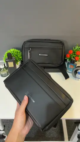 tas selempang handbag pria highmore echelon max bahan bimo premium sudah waterproof anti air tas tangan 3in1 bisa dijadikan slingbag dan clutchbag juga, desain keren simpel mewah dan elegan, bisa muat banyak barang seperti handphone dompet uang charger dan lain lain, yuk langsung checkout sekarang di keranjang kuning bawah bosku #clutchbag #handbagpria #tasselempangpria #tastanganpria #tasslempangpria 