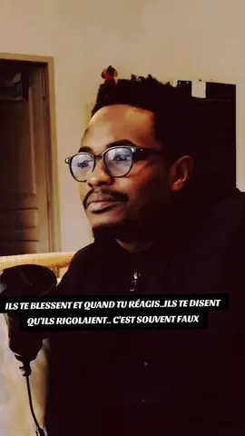 Il y a des gens qui blessent en riant. Ils appellent ça de l’humour, mais derrière chaque “je rigole”, il y a une vérité mal digérée. Ce texte parle de ces sarcasmes déguisés, de ces blessures cachées derrière les sourires, et surtout, de la meilleure façon d’y répondre : avec calme, lucidité et dignité. #RéflexionDuJour 