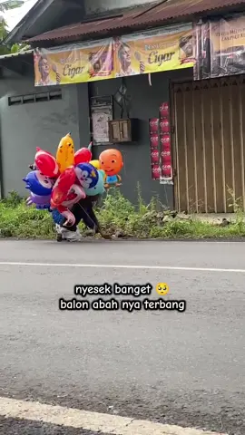 OPEN DONASI‼️cek bio atau Chat tiktok .  Abah Nur 50th penjual balon disabilitas yg setiap hari beliau berjualan keliling hanya berjalan kaki🥹 Penghasilannya setiap hari hanya 5ribu-30ribu rupiah, meskipun dengan kondisi seperti ini Abah nur tetap semangat berjualan beliau berfikir lebih baik berjualan meskipun hasilnya sedikit daripada meminta minta🥹, terkadang balon abah tidak laku sama sekali karna anak kecil takut kepada kondisi tubuh beliau, jadi tak jarang banyak yg mengejeknya karna tidak punya kaki seperti lainnya  bantu beliau yuk..  #viral #foryoupage #foryou #fyp #tiktok 