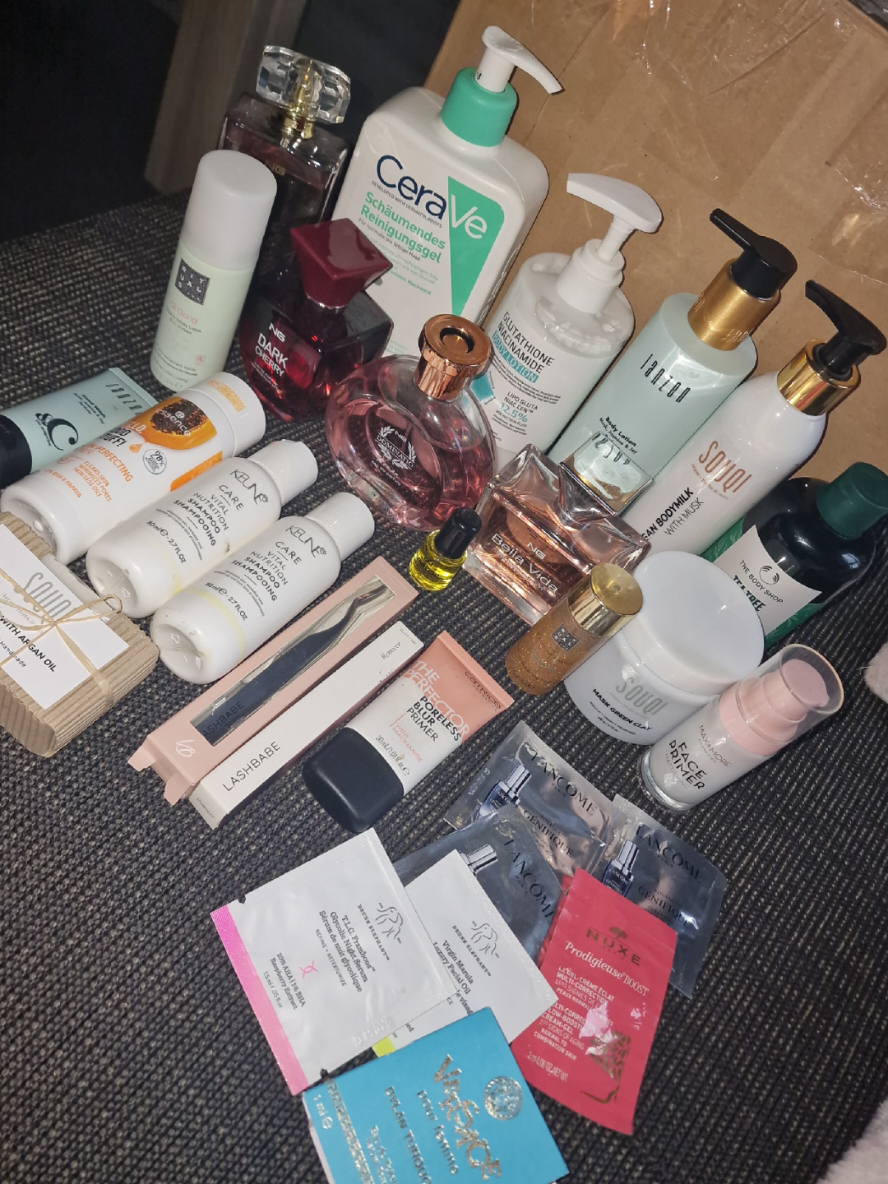 Dit prachtig pakketje mogen ontvangen 😍 Heel erg bedankt @Mooniepoonie83 X kortingscodes ❤️ #beauty ##beautyproducts #skincare #parfume #package 