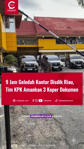 Tim penyidik Komisi Pemberantasan Korupsi (KPK) telah selesai melakukan penggeledahan di Kantor Dinas Pendidikan (Disdik) Provinsi Riau, Kamis (13/11/2025).  Penggeledahan dalam rangka pengembangan kasus dugaan korupsi yang menyeret Gubernur Riau Abdul Wahid pada Operasi Tangkap Tangan (OTT) KPK di Dinas PUPR-PKPP Riau, Senin (3/11/2025).  Berdasarkan informasi, Tim KPK tak hanya melakukan penggeledahan ruangan kerja pejabat, namun juga melakukan pemeriksaan terhadap pejabat di lingkungan Disdik Riau, termasuk Kepala Disdik Riau Erisman Yahya.  Setelah melakukan penggeledahan dan pemeriksaan sekitar 9 jam, akhirnya tim KPK meninggalkan kantor Disdik Riau sekitar pukul 17.05 WIB menggunakan delapan unit mobil hitam jenis Toyota Innova. Di mana tim KPK masuk ke kantor Disdik Riau sekitar pukul 08.00 WIB pagi tadi.  Pantauan di lokasi, Tim KPK tampak mengamankan sejumlah dokumen penting yang dibawa dalam tiga koper dan satu rangsel.  Penggeledahan berlangsung secara tertutup dan dikawal ketat oleh sejumlah personel Brimob Polda Riau. Gerbang kantor ditutup rapat, dan aktivitas pelayanan publik di lingkungan Disdik Riau sementara dihentikan selama proses berlangsung. Seluruh tamu dan pegawai yang hendak keluar masuk diperiksa terlebih dahulu oleh petugas keamanan dan aparat kepolisian. Awak media juga tidak diperkenankan masuk ke area kantor, dan hanya diperbolehkan memantau dari luar pagar. Sekitar pukul 14.45 WIB, sempat terjadi perdebatan antara seorang wartawan dan petugas keamanan yang berjaga di depan pintu gerbang, lantaran akses menuju kantor benar-benar ditutup. Meskipun situasi sempat memanas, kondisi di lokasi tetap dapat dikendalikan oleh aparat keamanan yang berjaga. Pegawai Disdik Riau yang sebelumnya diminta tetap berada di dalam kantor akhirnya diperbolehkan pulang sekitar pukul 16.40 WIB. Tak lama berselang, pada pukul 17.05 WIB, rombongan tim penyidik KPK tampak keluar dari gedung.  Tim KPK kemudian meninggalkan lokasi menggunakan kendaraan operasional yang sama. Hingga berita ini diturunkan, belum ada keterangan resmi dari pihak KPK terkait hasil maupun temuan dalam penggeledahan tersebut.