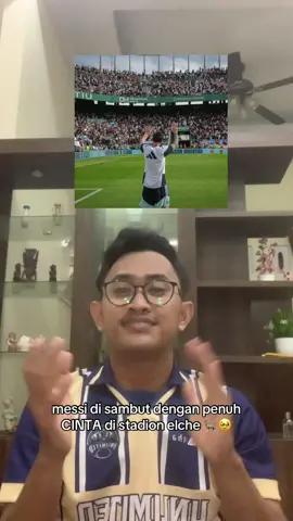 goat messi di sambut dengan cinta di stadion Elche yg full penonton🥺🐐 thank you @Elche CF 🌴💚  🫡 #messi #argentina #goat #elche #fyp 