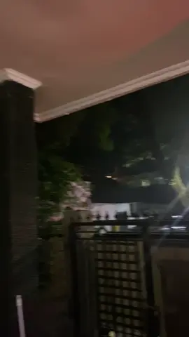 Please banget tolong viralin!!! Ini udah ganggu banget ya setiap hari begini. Rumah gue itu di Jalan Manggis 1 Baranangsiang Bogor. Rumahnya deket bengkel bengkel motor yang bangunannya tanpa izin. Sebelum judge kenapa tinggalnya di deket bengkel? Gue dari lahir udah disini bengkel bengkel itu belom ada sama sekali. Bengkel bengkel ini baru. Jadi gue pulang kerja sampe rumah jam 21.00. Pas gue sampe rumah posisinya asep vespa udah ngebul banget dimana itu ganggu banget dari suara dan udara jadi polusi karena asepnya. Kebayang kan asep vespa itu baunya kaya gimana. Kenapa gak lapor ke RT RW? RT RW NYA GAK GUNA DISINI MUNGKIN KARENA MEREKA DI BAYAR. Bapak gue udah lapor ke RT udah pernah mediasi juga tapi gak pernah di denger. Bahkan bapak gue udah pernah lapor polisi karena tengah malem masih ngegerung vespanya. Polisinya dateng sih ngebubarin dan polisinya bilang langsung aja lapor ke Wali Kota. Tapi gue gatau gais gimana ini laporan bisa sampe ke wali kota. Karena ini udah ngeganggu banget. Btw ini bengkel dari siang sampe malem bener bener bikin polusi. Warga disini pada gak peduli karena mereka takut