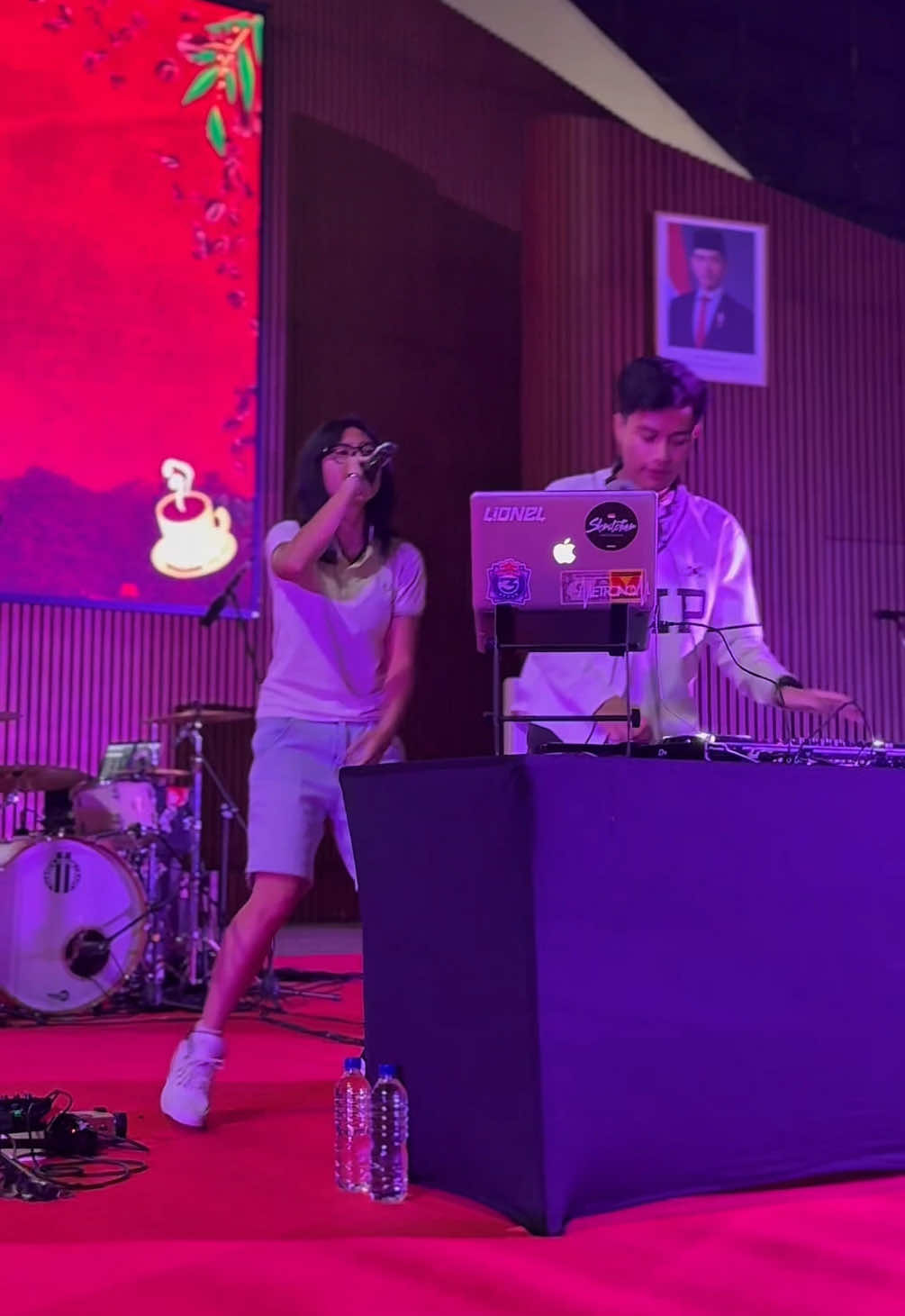 First experience lead show di balairung dan akhirnya bisa bikin crowd berdiri dari kursi-kursi balairung ft. Dj @Lionel 👊🏼 
