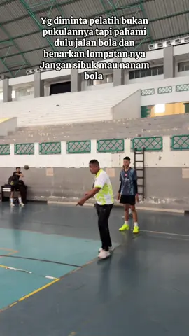 Pahami dulu jalan bola dan benarkan lompatan,jangan sibuk mau nanam bola #tekhniklompat#pemahaman #volleyball 