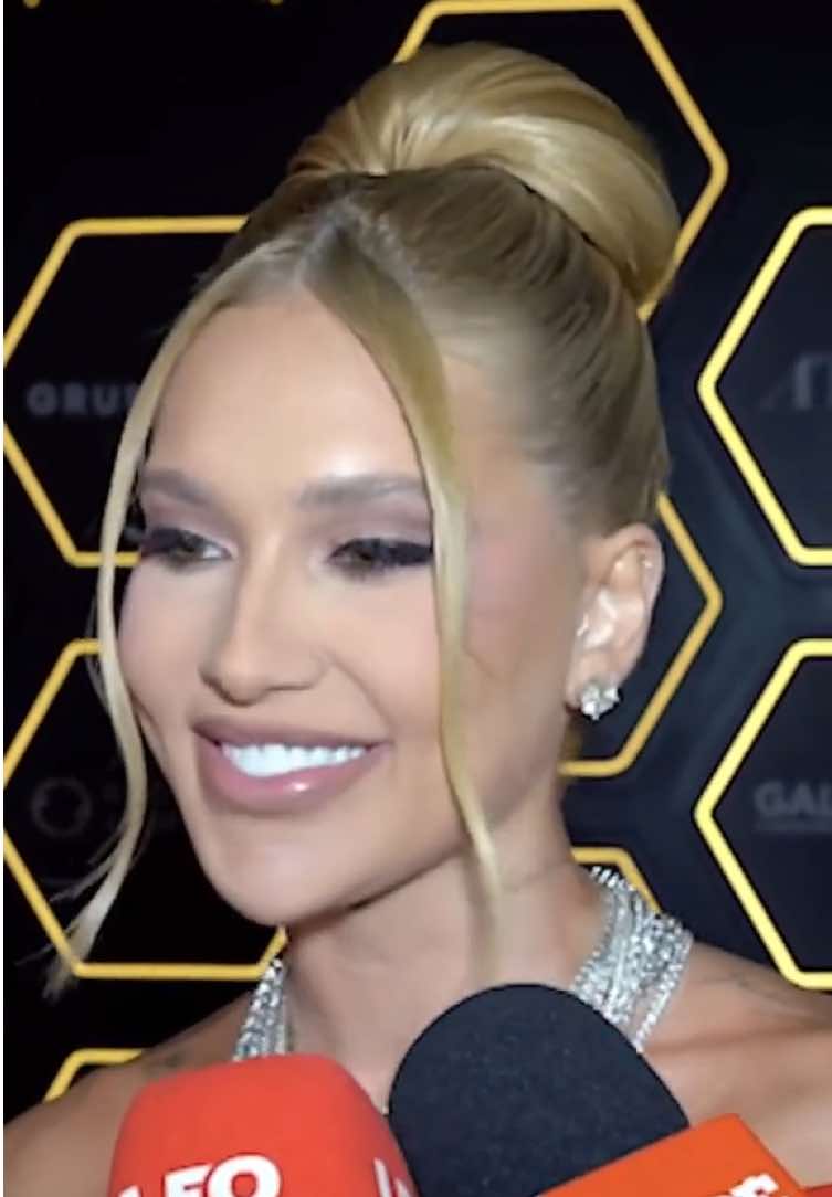 Virginia Fonseca não estará com os demais convidados do aniversário da ex-sogra, Poliana Rocha, que completa 49 anos nesta quinta-feira (13/11). Em conversa com o portal LeoDias durante o leilão beneficente de Ronaldo Fenômeno, realizado na noite de quarta-feira (12/11), em São Paulo, a influenciadora explicou que não poderá comparecer à festa na Fazenda Talismã, em Goiás. Apesar da ausência, motivada por outros compromissos profissionais, ela destacou a a boa relação com a família de Zé Felipe. Prova disso é que Maria Alice, Maria Flor e José Leonardo, filhos dela com o cantor, devem participar da comemoração ao lado da avó.  Foto: @/poliana  📲 Leia a matéria completa no portalleodias.com #virginia #foryou #fy #viral #fyp 