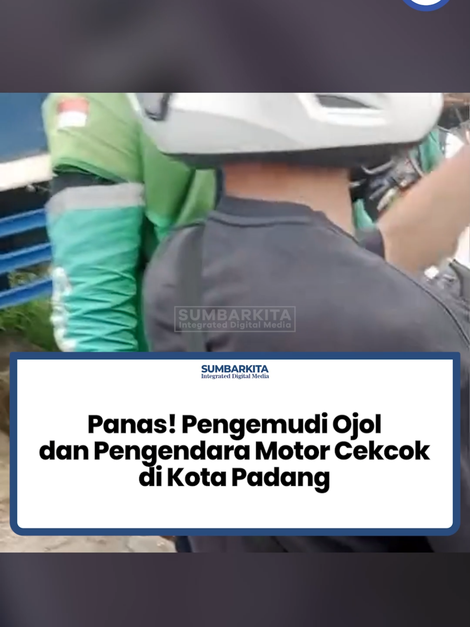 Viral di media sosial video memperlihatkan cekcok antara pengemudi ojek online dan seorang pengendara motor di salah satu perempatan lampu merah di Kota Padang, Senin (10/11/2025). Dari video terlihat, pengemudi ojol tampak emosi usai diduga terjadi senggolan dengan pengendara lain. Terdengar pula suara seorang perempuan juga emosi. Beberapa warga di lokasi langsung berusaha menenangkan agar situasi tidak semakin memanas. Keterangan video viral tersebut tak menyertakan penyebab cekcok tersebut. #sumbar #viral #padang #ojolpadang #ojolpadangviral