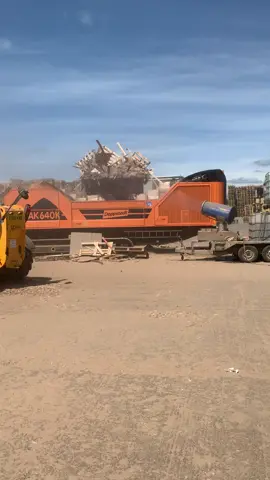 Grade A wood shreddding with the Doppstadt AK640K ♻️🪵 #woodchip #woodchipper #recycling #shredder #pallet 