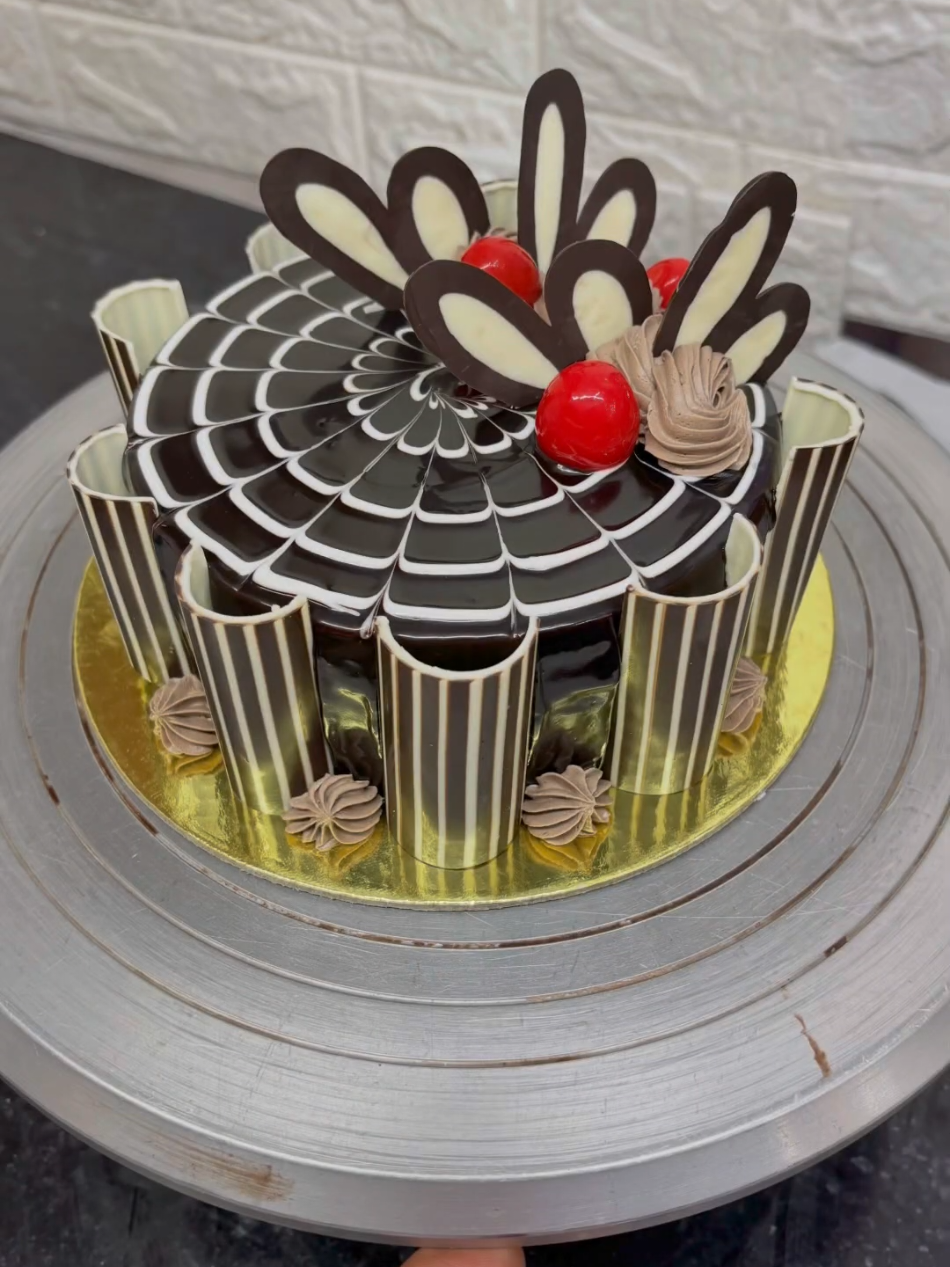 Beautiful half kg chocolate cake decorating#cakedecorating 