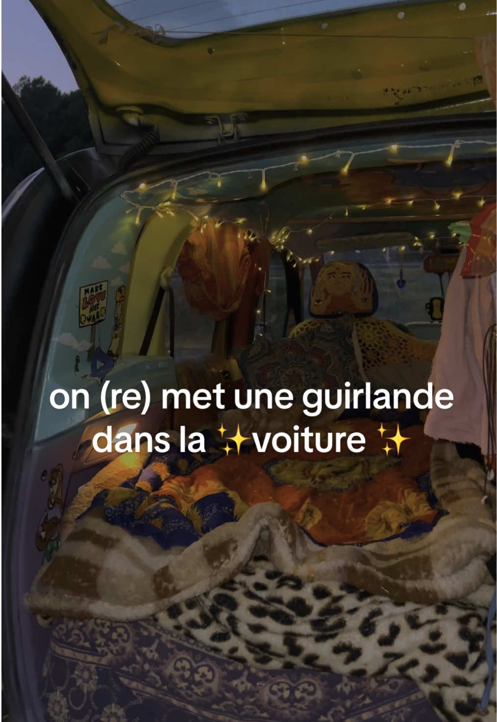 aujourd'hui on remplace l'ancienne guirlande ( à piles) lumineuse dans la voiture pour des soirées super cool  car tour de mon mini van / voiture aménagée, custom de a à z par mes soins ma mystery machine à moi! nouveau ganesh #nature #vanlife #roadtrip #hippie