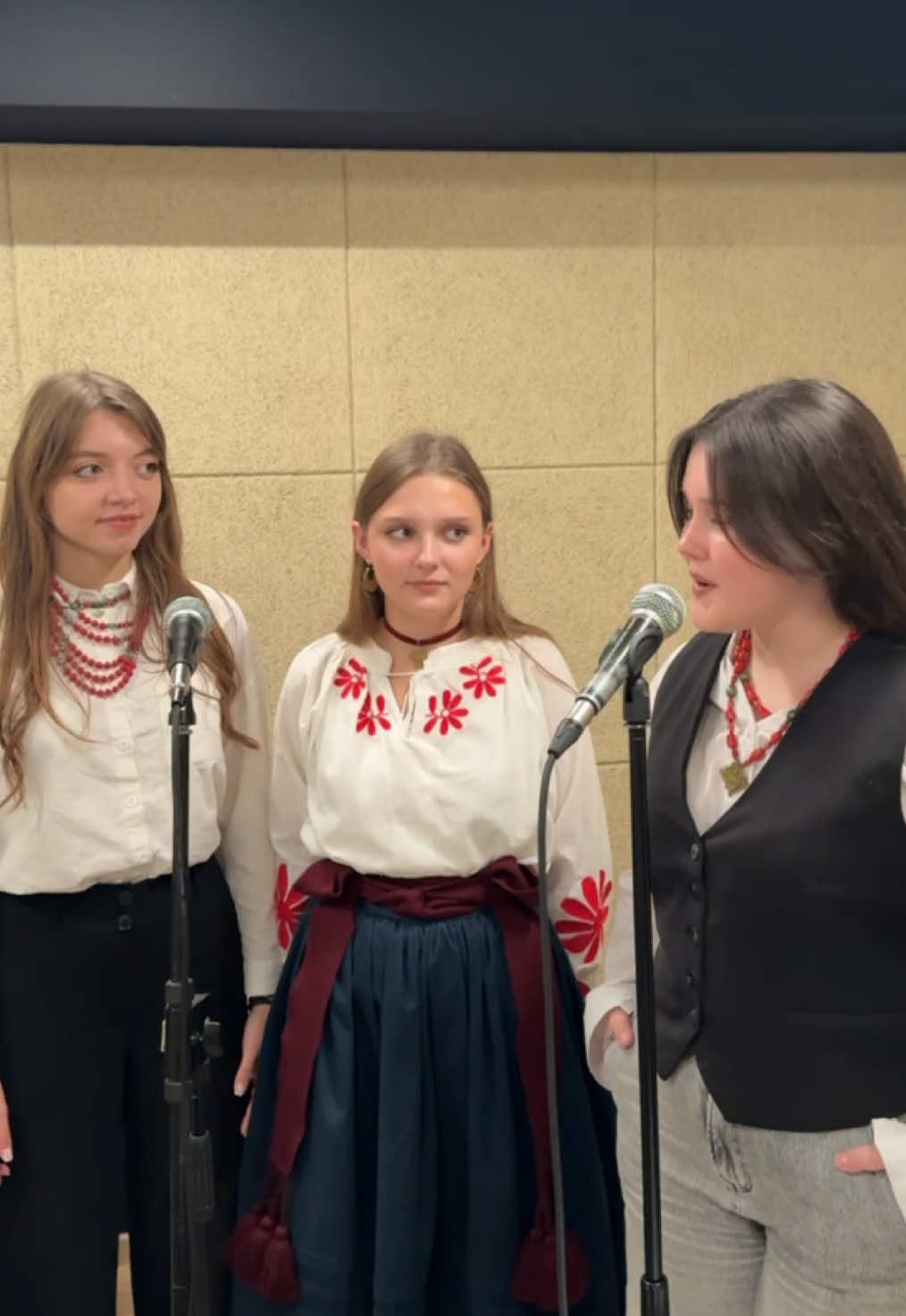 трохи закулісся репетицій 🎧 p.s пісня з репертуару ансамблю «Кралиця»